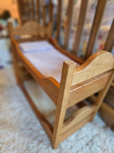 Cargar imagen en el visor de la galería, Muñeca/cama de bebé