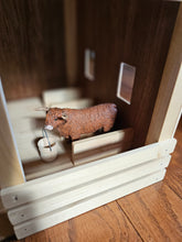 Cargar imagen en el visor de la galería, Granero de juguetes