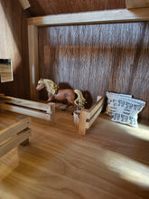 Cargar imagen en el visor de la galería, Granero de juguetes