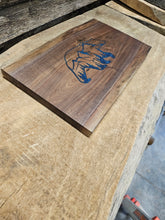 Cargar imagen en el visor de la galería, TABLA DE BORDE VIVO DE CHARCUTERÍA DE OSO/MONTAÑA