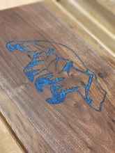 Cargar imagen en el visor de la galería, TABLA DE BORDE VIVO DE CHARCUTERÍA DE OSO/MONTAÑA