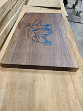 Cargar imagen en el visor de la galería, TABLA DE BORDE VIVO DE CHARCUTERÍA DE OSO/MONTAÑA