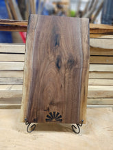 Cargar imagen en el visor de la galería, TABLA DE BORDE VIVO DE CHARCUTERÍA DE OSO/MONTAÑA