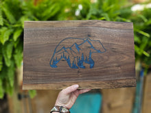 Cargar imagen en el visor de la galería, TABLA DE BORDE VIVO DE CHARCUTERÍA DE OSO/MONTAÑA