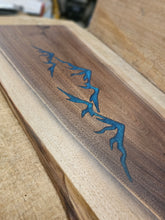 Cargar imagen en el visor de la galería, Tabla de cortar/charcutería WV Walnut Mountain Scape