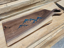 Cargar imagen en el visor de la galería, Tabla de cortar/charcutería WV Walnut Mountain Scape