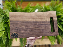 Cargar imagen en el visor de la galería, Tabla de corte/charcutería de nogal/borde vivo