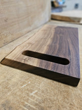Cargar imagen en el visor de la galería, Tabla de corte/charcutería de nogal/borde vivo