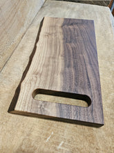 Cargar imagen en el visor de la galería, Tabla de corte/charcutería de nogal/borde vivo
