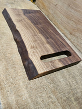 Cargar imagen en el visor de la galería, Tabla de corte/charcutería de nogal/borde vivo