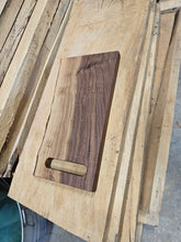 Cargar imagen en el visor de la galería, Tabla de corte/charcutería de nogal/borde vivo