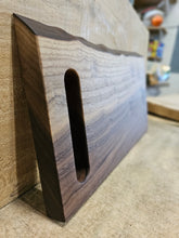 Cargar imagen en el visor de la galería, Tabla de corte/charcutería de nogal/borde vivo