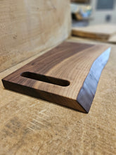 Cargar imagen en el visor de la galería, Tabla de corte/charcutería de nogal/borde vivo