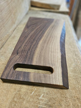 Cargar imagen en el visor de la galería, Tabla de corte/charcutería de nogal/borde vivo