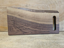Cargar imagen en el visor de la galería, Tabla de corte/charcutería de nogal/borde vivo