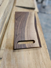Cargar imagen en el visor de la galería, Tabla de corte/charcutería de nogal/borde vivo