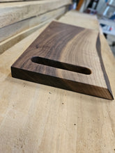 Cargar imagen en el visor de la galería, Tabla de corte/charcutería de nogal/borde vivo