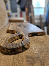 Cargar imagen en el visor de la galería, TABLERO DE BORDE VIVO DE CHARCUTERÍA DE OSO/MONTAÑA - Blooper