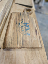 Cargar imagen en el visor de la galería, TABLERO DE BORDE VIVO DE CHARCUTERÍA DE OSO/MONTAÑA - Blooper