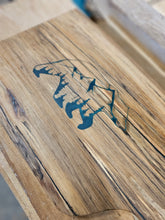 Cargar imagen en el visor de la galería, TABLERO DE BORDE VIVO DE CHARCUTERÍA DE OSO/MONTAÑA - Blooper