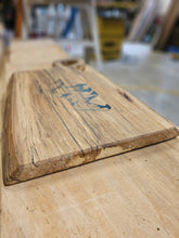 Cargar imagen en el visor de la galería, TABLERO DE BORDE VIVO DE CHARCUTERÍA DE OSO/MONTAÑA - Blooper