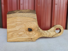 Cargar imagen en el visor de la galería, Oak Live Edge Cutting/Charcuterie Board
