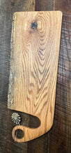 Cargar imagen en el visor de la galería, Tabla de corte/charcutería Oak Live Edge
